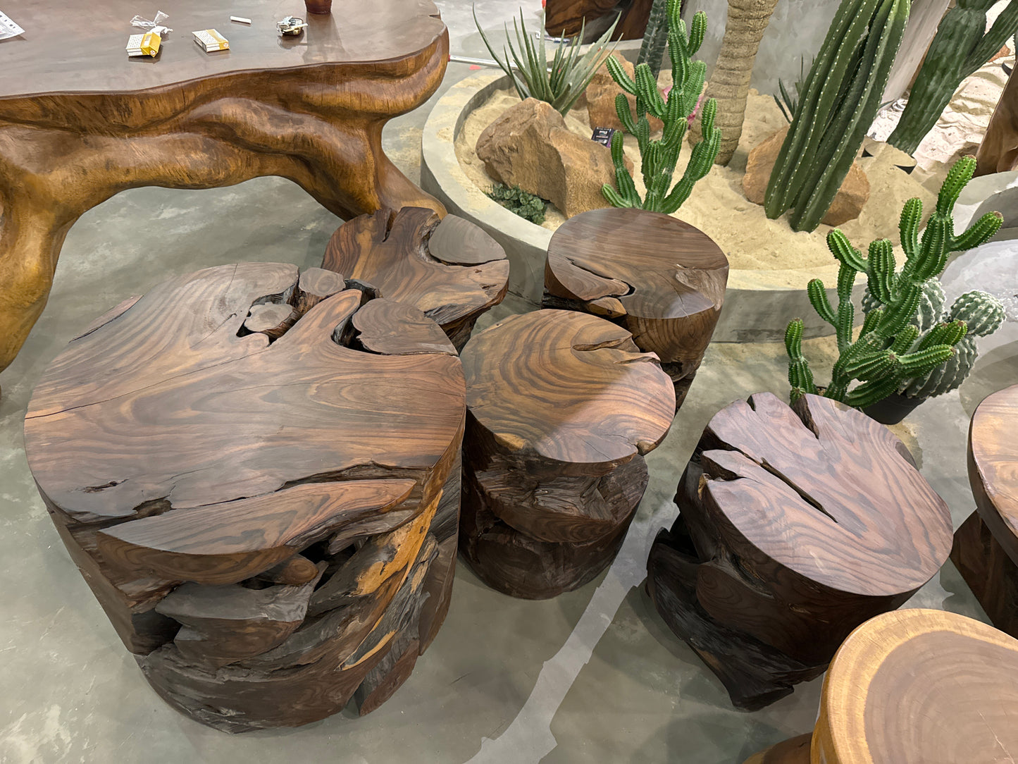Mashroom table with 4 chairs
rose wood