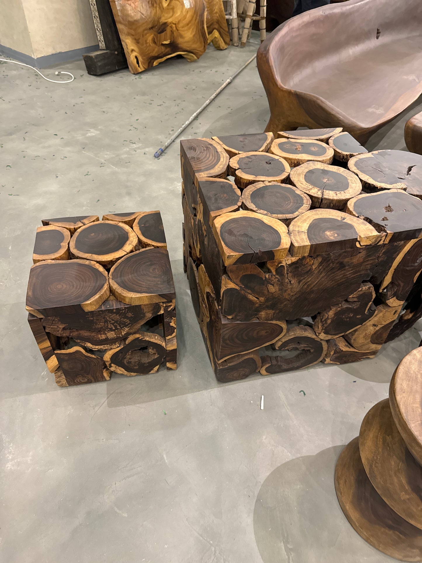 Cube set table with
4 chairs
Rose wood