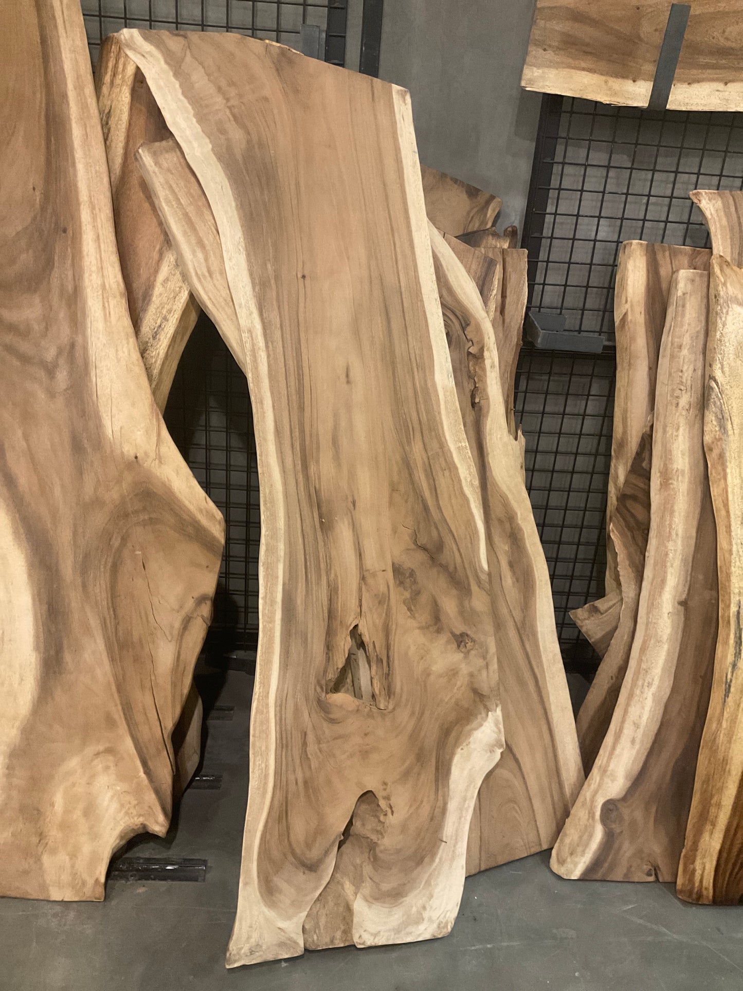 أسلابه مع التوصيل